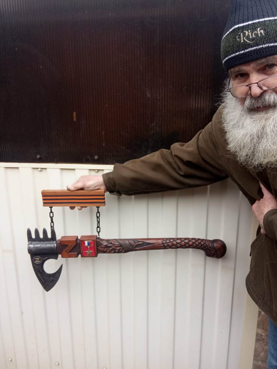 Николай закончил работу в городе Гуково, ростовской области для батальона Самоли, и его герою с позывным Лезгин спасибо вам большое что защищаете нас 🙏, все детали в этой работе выполнены Николаем в ручную.

Эта работа – не просто ремесленный труд, а символ благодарности и поддержки тем, кто стоит на страже нашей безопасности. В каждом элементе, созданном руками Николая, чувствуется тепло и искреннее уважение к подвигу Лезгина и его боевых товарищей.

Гуково, ростовская область, возможно, и не является центром внимания мировых новостей, но именно здесь, в тиши мастерской, рождаются вещи, наполненные глубоким смыслом. Ручная работа, в отличие от бездушного машинного производства, несет в себе отпечаток души мастера, его переживания и надежды.

Батальон Самоли, вероятно, знаком немногим за пределами региона, но его бойцы ежедневно рискуют своими жизнями, обеспечивая мир и спокойствие на вверенной им территории. И вклад Николая, выраженный в его искусной работе, является важным знаком признания их мужества и самоотверженности.

Позывной "Лезгин" звучит как имя героя из древней легенды. За ним скрывается реальный человек, воин, защитник. И слова благодарности, адресованные ему, эхом отдаются в сердцах всех, кто ценит мир и свободу.

Пусть эта работа, созданная руками Николая, станет оберегом для Лезгина и его батальона, напоминая им о том, что их подвиг не забыт и что за ними стоят тысячи благодарных сердец. 🙏
#ДонбассРоссия #ПобедаБудетЗаНами #давиевромайдан #ZаНаших #группаАНТИрусофоб