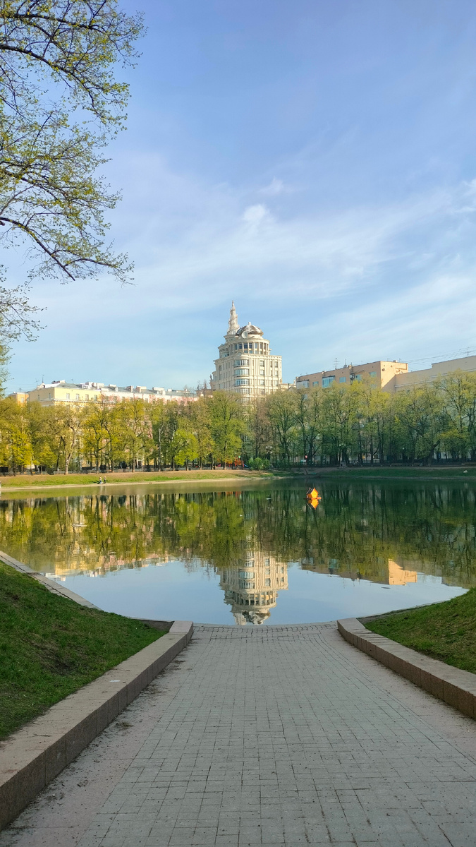 "Патриарх" и его отражение в Патриаршем пруду. Утро  21 апреля 2025. Фото автора. 