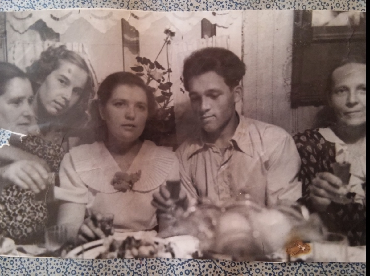 По центру - мои дедушка и бабушка со стороны мамы, Шеины, Владимирская область, город Вязники. Конец 50-ых, максимум начало 60-ых. 