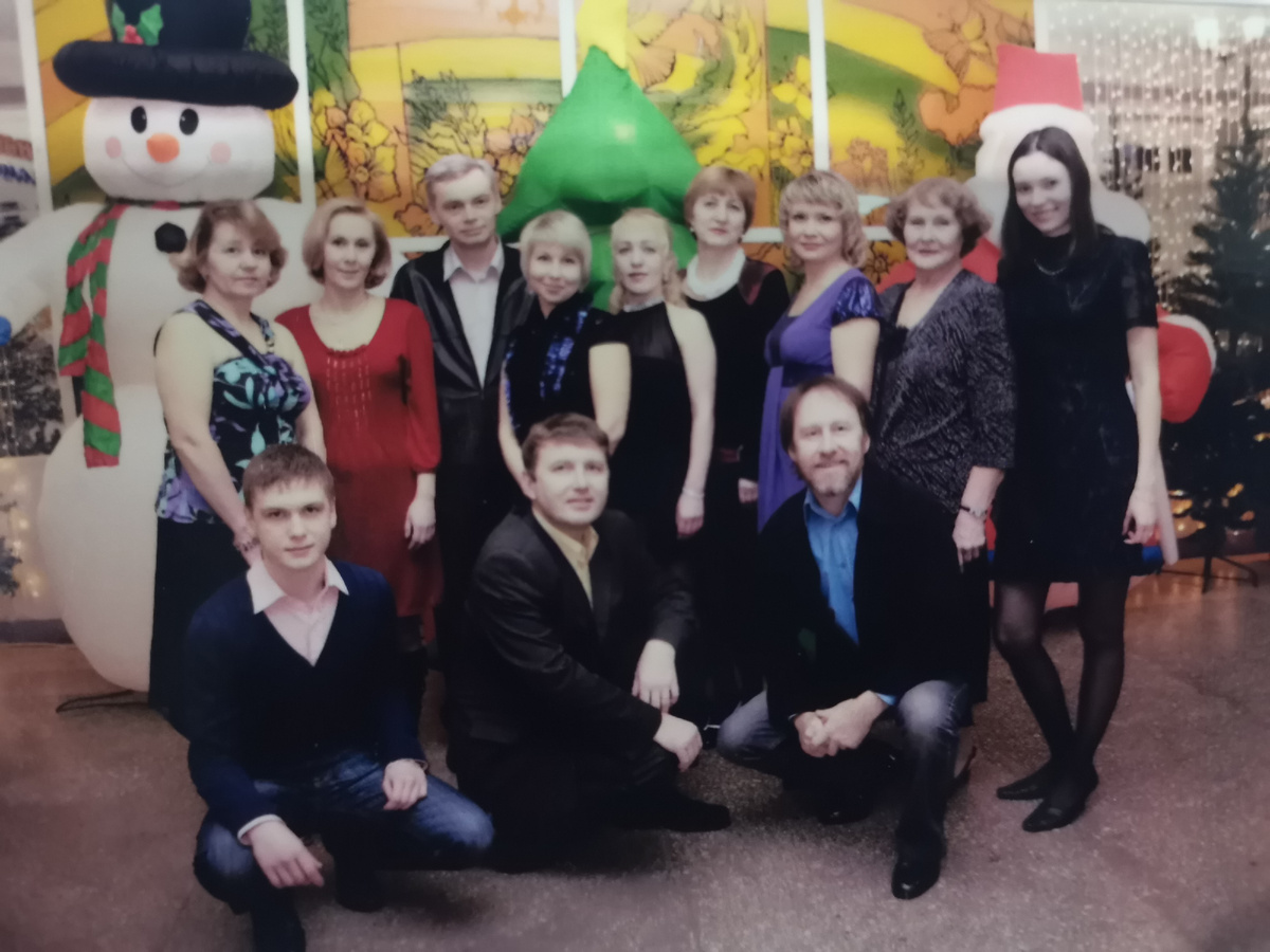 Коллектив редакции на новогоднем корпоративе. Я рядом с Галиной Викторовной. Редактор Олег Борисенко стоит в заднем ряду. 