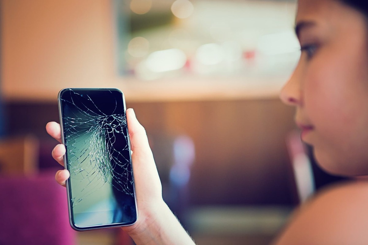    Чей телефон: ответственность за разбитый гаджет в школе