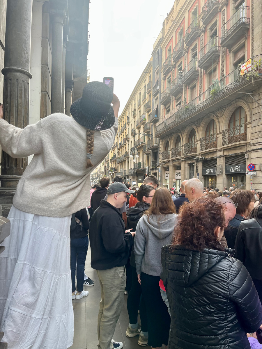 Люди в ожидании начала процессии 