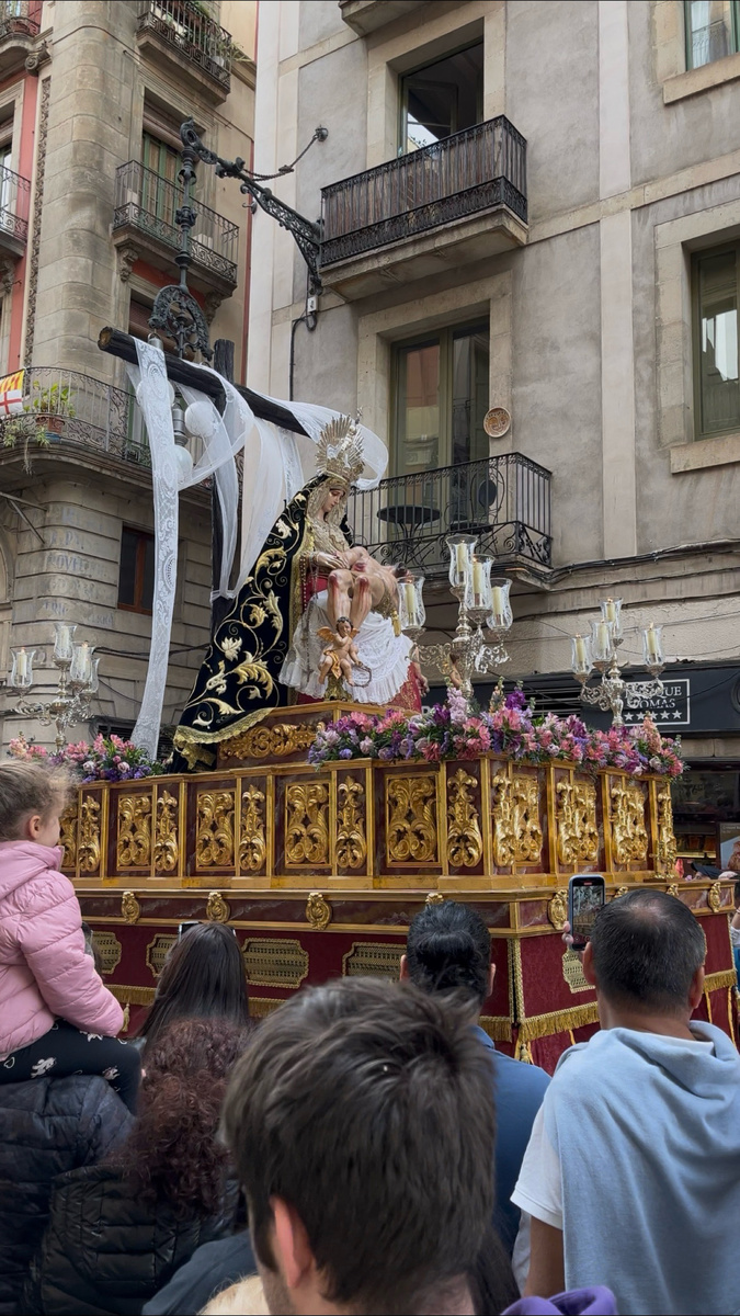 Движущаяся платформа с фигурным изображением Иисуса Христа и Девы Марии