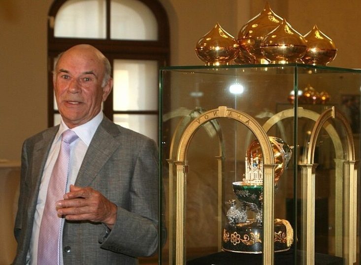 Андрей Георгиевич Ананов у витрины в своём музее