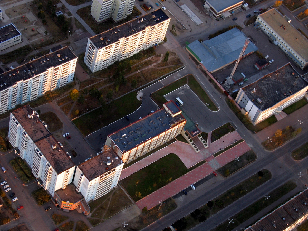 Вид с вертолёта на проспект Геологов.