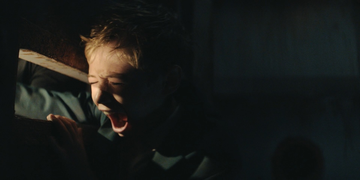 Хотя авторы всячески стараются избежать смакования гуро, стоит отметить, что приквел вышел достаточно беспощадным. Хотя бы по отношению к дитям. 