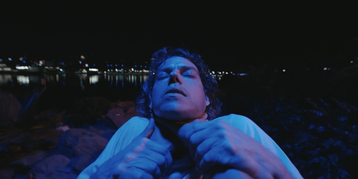 Новая интересная фишка. Декстер самым буквальным образом погружается в сознание конкурентов - реконструкция места преступления снята в режиме FPS. 