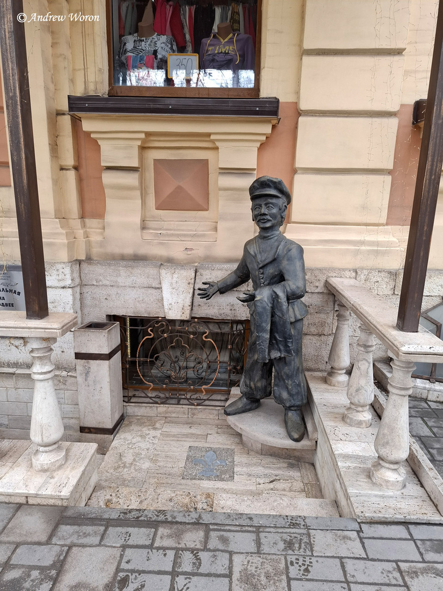 Скульптура у входа в один из ресторанов