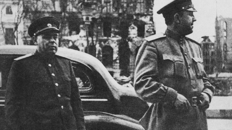 Начальник ГУ СМЕРШ Абакумов (справа) и начальник УКР СМЕРШ 1-го Белорусского фронта генерал-лейтенант Вадис (слева) в саду рейхсканцелярии, где поисковая группа нашла тела Гитлера и Евы Браун. Берлин, май 1945 год.