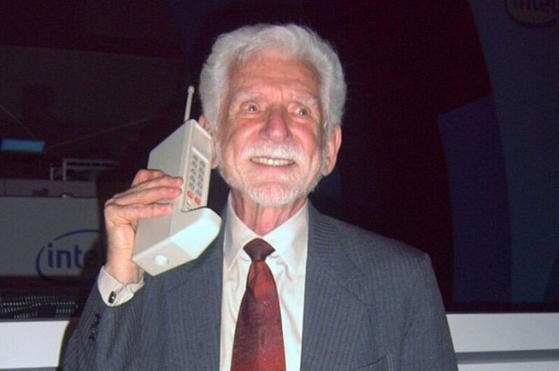 Американский инженер Мартин Купер в 2007 году. В руках одна из первых моделей сотового телефона