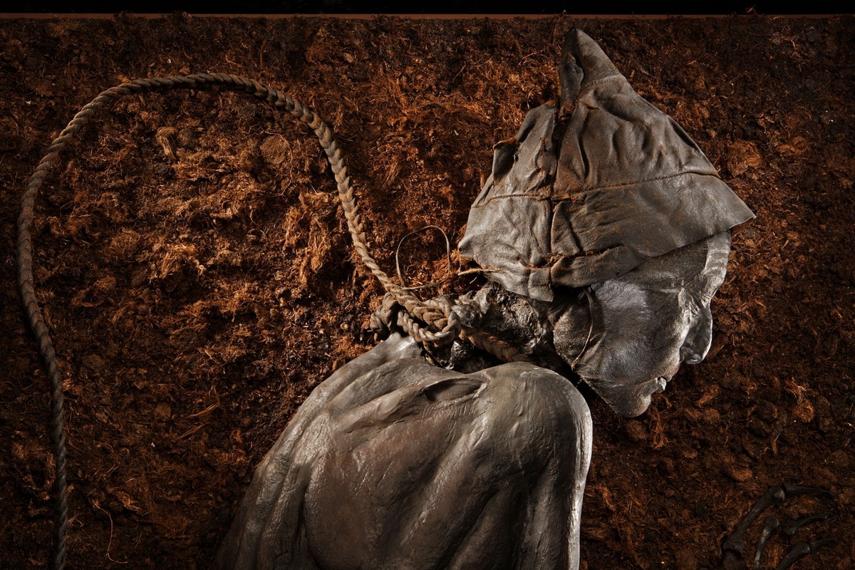 Человек из Толлунда был обнаружен в 1950 году в болоте Бьельдсковдаль в Ютландии, Дания. Его мумифицированное тело было найдено в спящем положении с кожаным шнуром на шее — и с тех пор ученые анализируют его удивительно хорошо сохранившиеся останки.