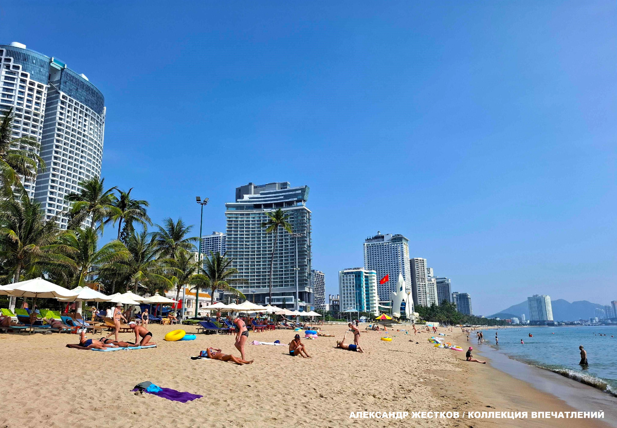 Россияне приехали погреться на солнце и искупаться в теплом море во Вьетнам, пока на Родине переменчивая весенняя погода.  Фото автора