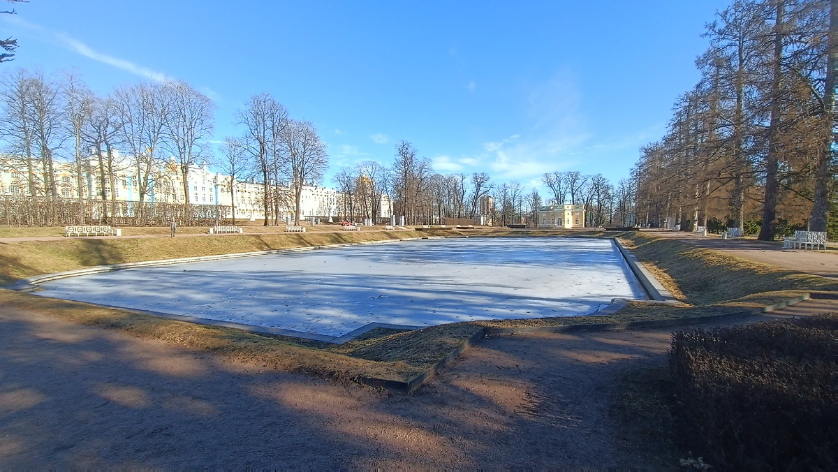 Заливной пруд недалеко от дворца