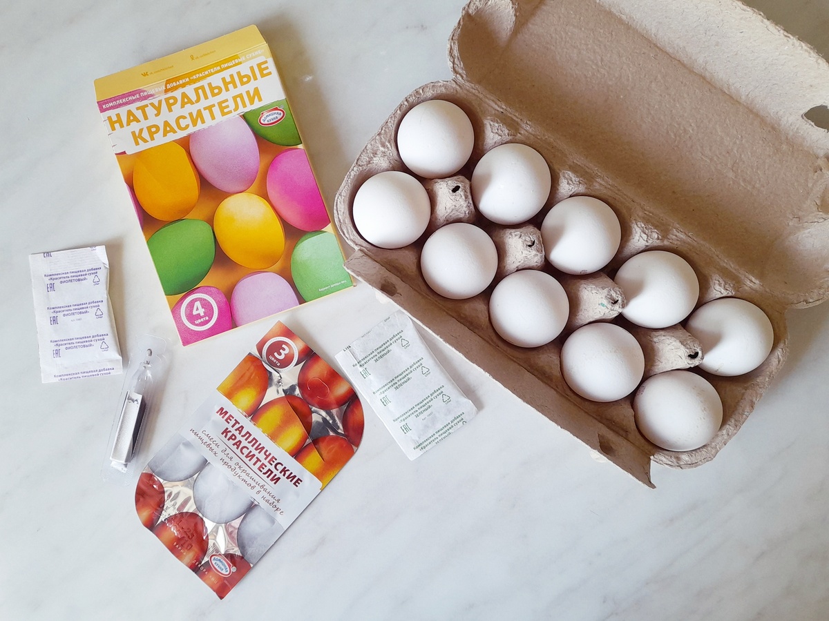 Белые куриные яйца и красители для них