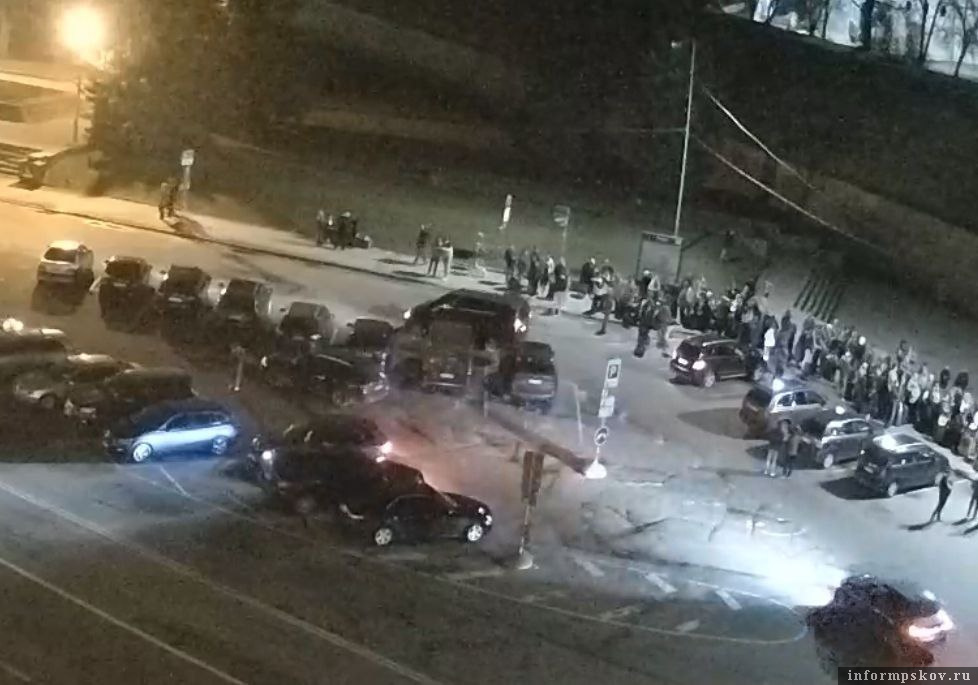 Очередь в Нарве. Скрин с камер наружного наблюдения