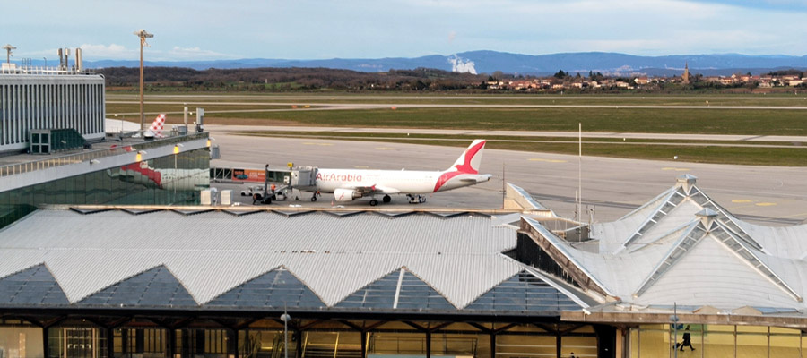Самолёт авиакомпании AirArabia у телетрапа в аэропорту. Лион, Франция 