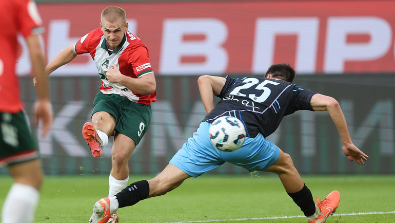    Нападающий «Локомотива» Сергей Пиняев и защитник «Пари НН» Свен Карич.Александр Федоров