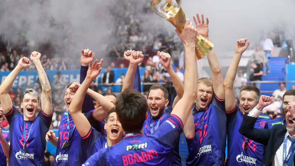 Игроки команды «Зенит-Казань» во время церемонии награждения победителей чемпионата России.📷Фото: Александр Коряков / Коммерсантъ