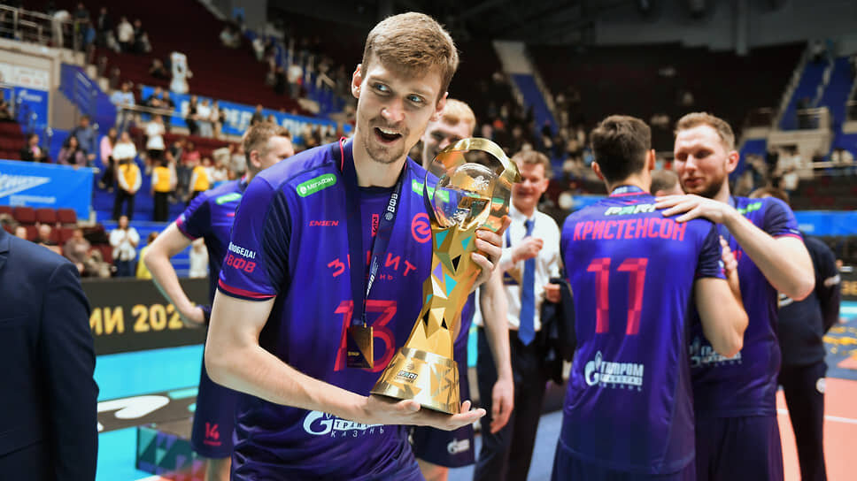 Игрок казанцев Алексей Кононов (слева) с кубком во время церемонии награждения победителей чемпионата России.📷Фото: Александр Коряков / Коммерсантъ