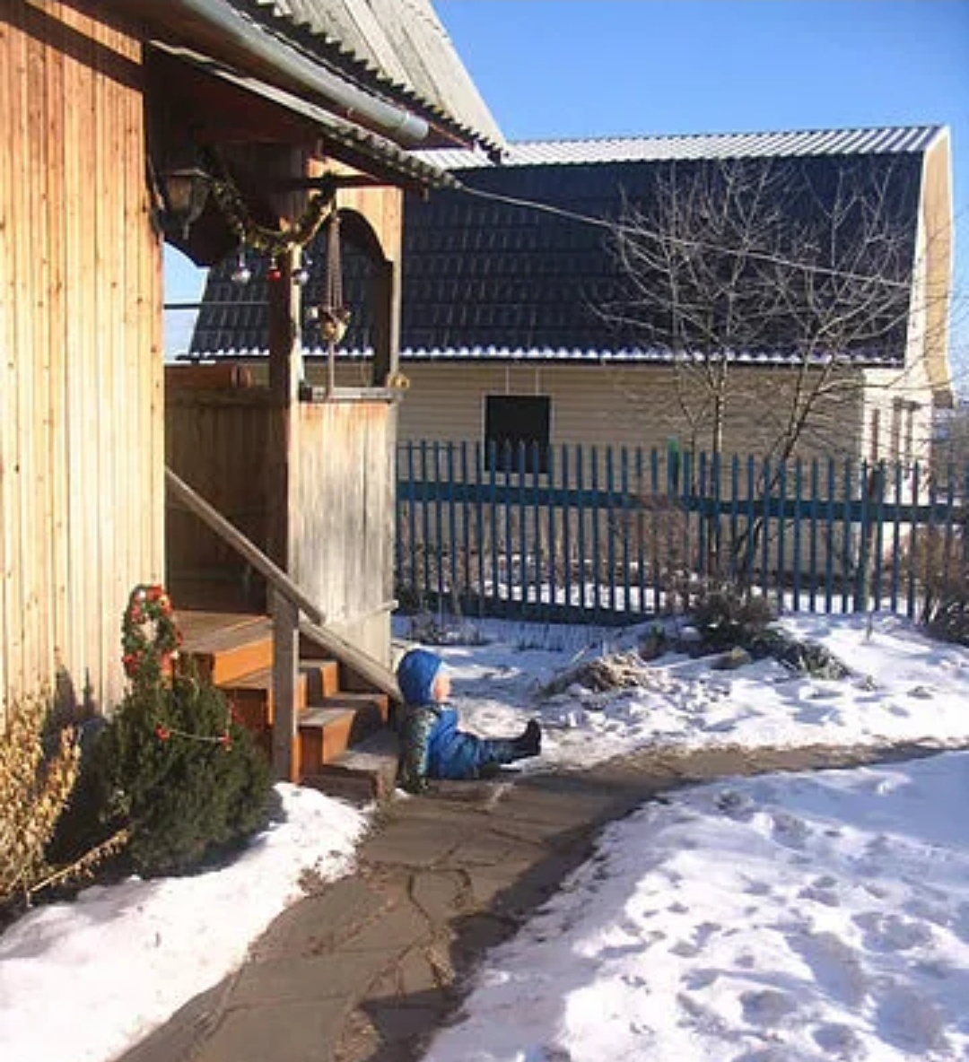 Фотография 2008 года. Клумба с можжевельником в правом верхнем углу 