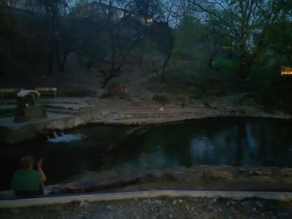 Святой источник. Люди там купаются и дем и ночью. Зимой и летом