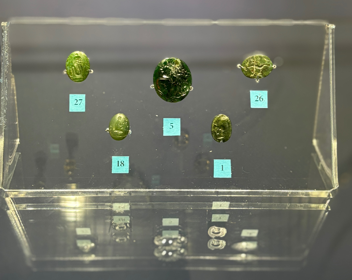 1 - скарбеонд с резным изображением: голова Афины в шлеме (изумрудная плазма), Малая Азия или Кипр, VI век до н.э.; 5 - инталия: нимфа Галена (изумрудная плазма), Римская империя, I век до н.э.; 18 - инталия: Венера-купальщица (изумрудная плазма), Римская империя, I-II век; 26 - инталия: ящерица и надписи (изумрудная плазма), III век; 27 - инталия: змей (изумрудная плазма), Европа, XIX век.