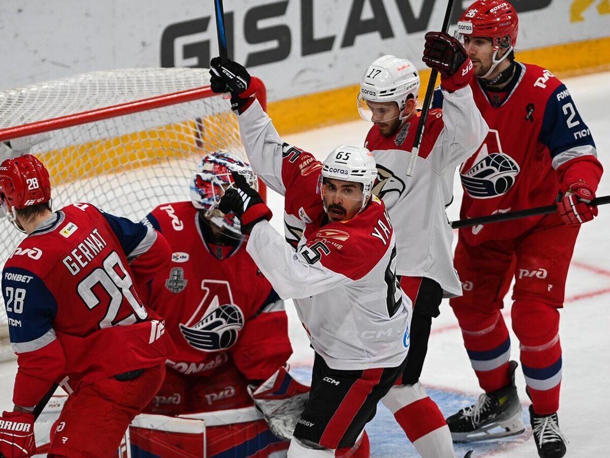    Хоккеисты "Авангарда" празднуют гол© Фото : Пресс-служба ХК "Авангард"