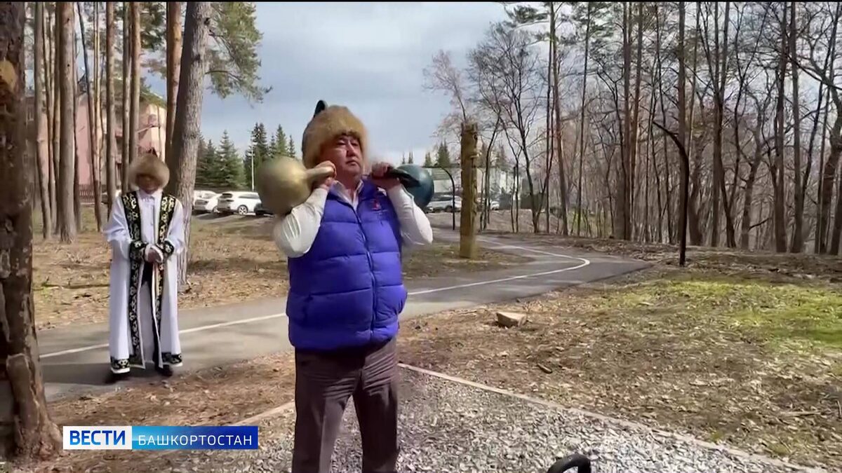    Уфимские чиновники устроили флешмоб по тяганию 25-килограммовой гири