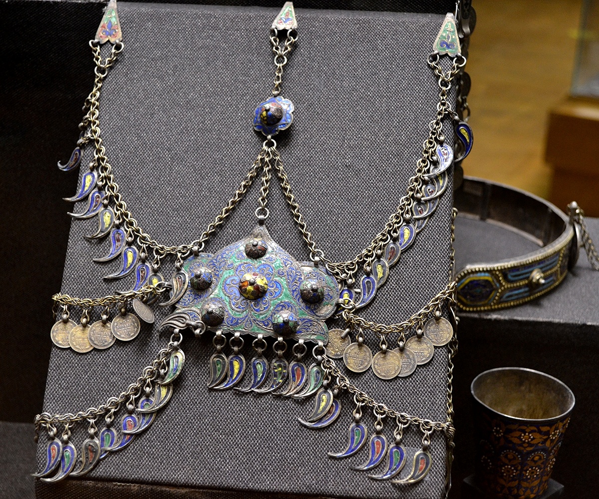 Москва. Никитский бульвар. Государственный музей Востока. Пояс женский, Кавказ (серебро, эмаль). Фото автора