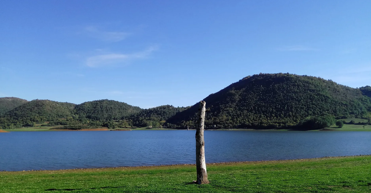 С виду озеро ничем не примечательно. (Фото: i2.wp.com).