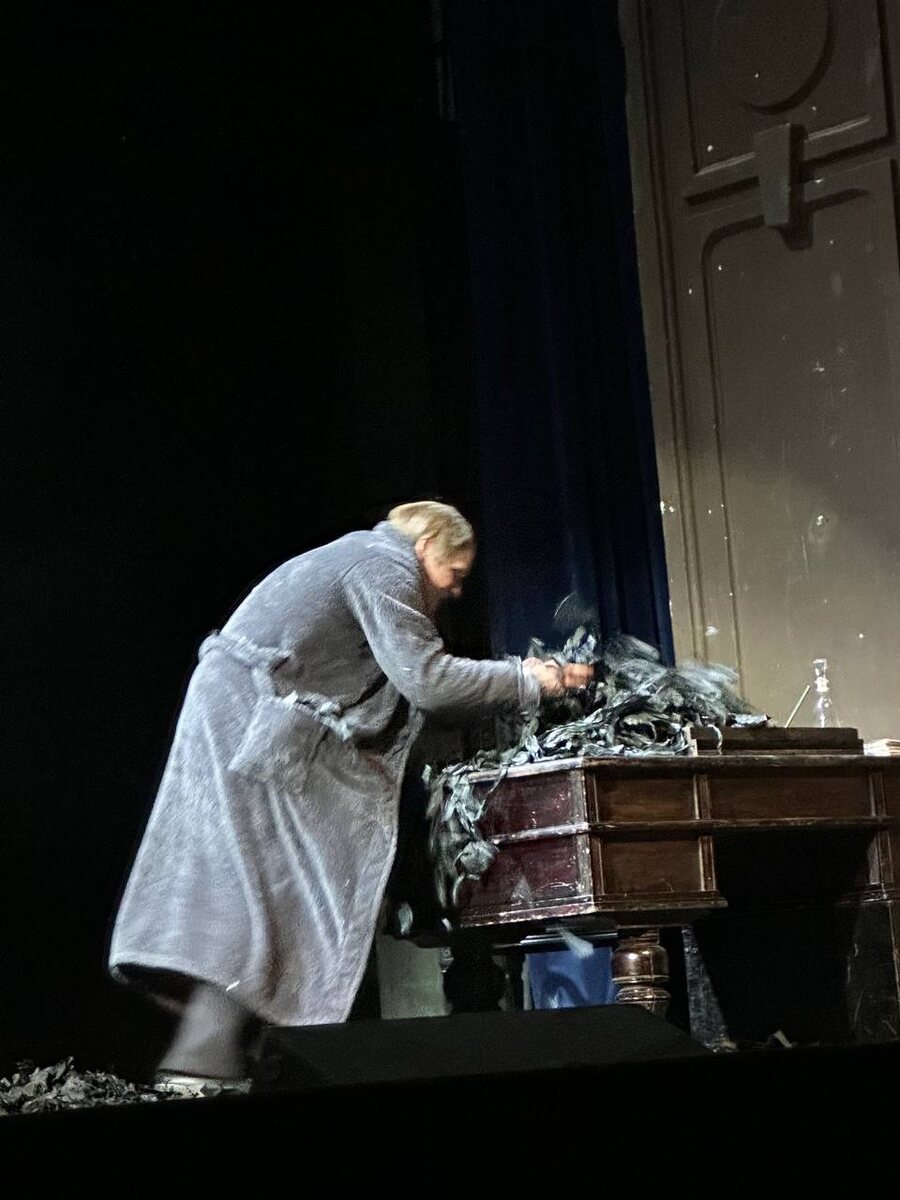 Иудушка с пеплом. Спектакль «Господа Головлевы». Лысьвенский театр драмы имени А.А.Савина (Пермский край). Фото автора.