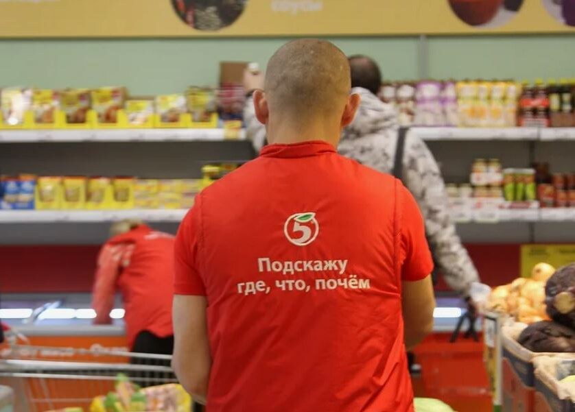 Работник «Пятёрочки» (иллюстрация из открытых источников)