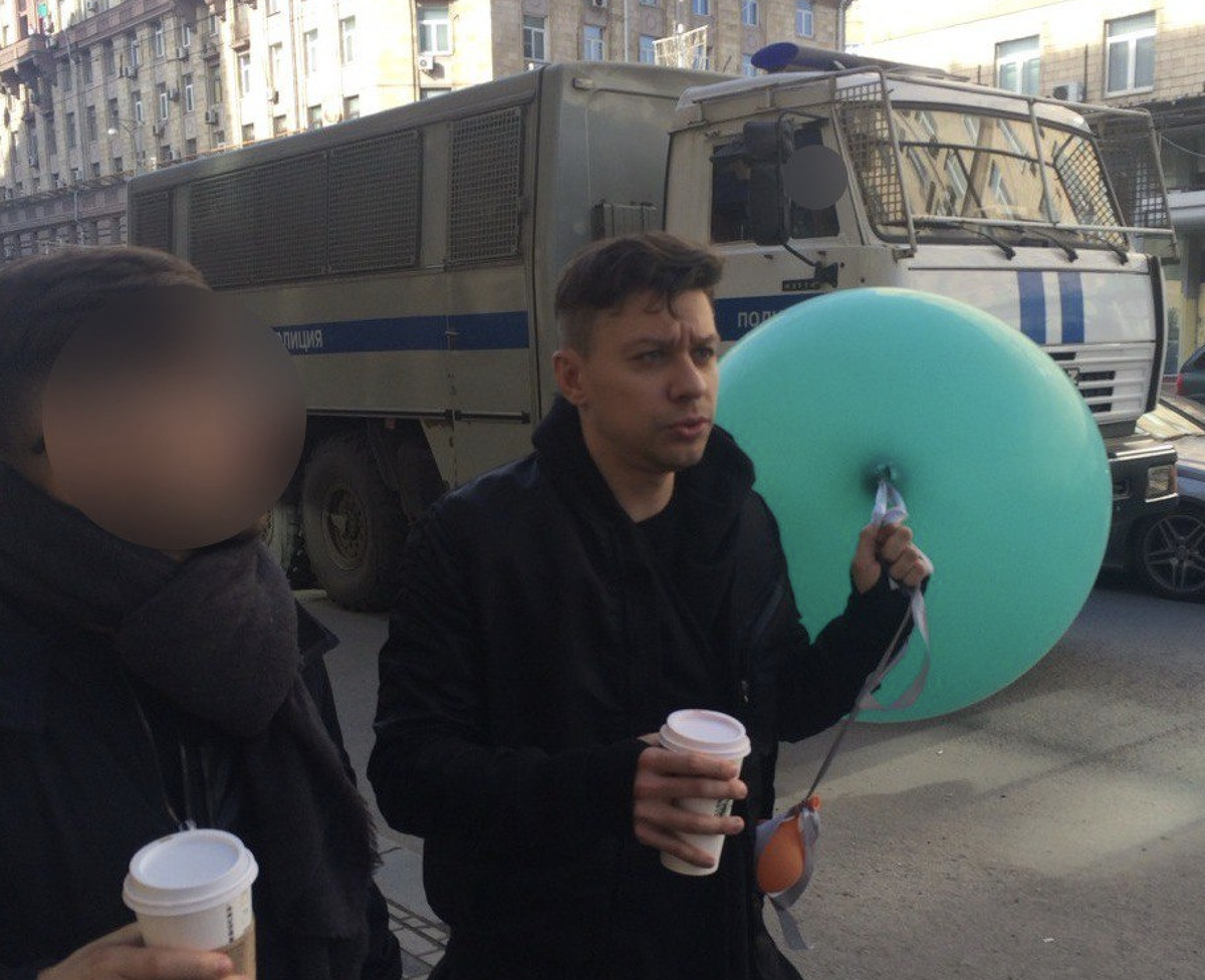 Шарики в фирменном бирюзовом цвете логотипа Навального