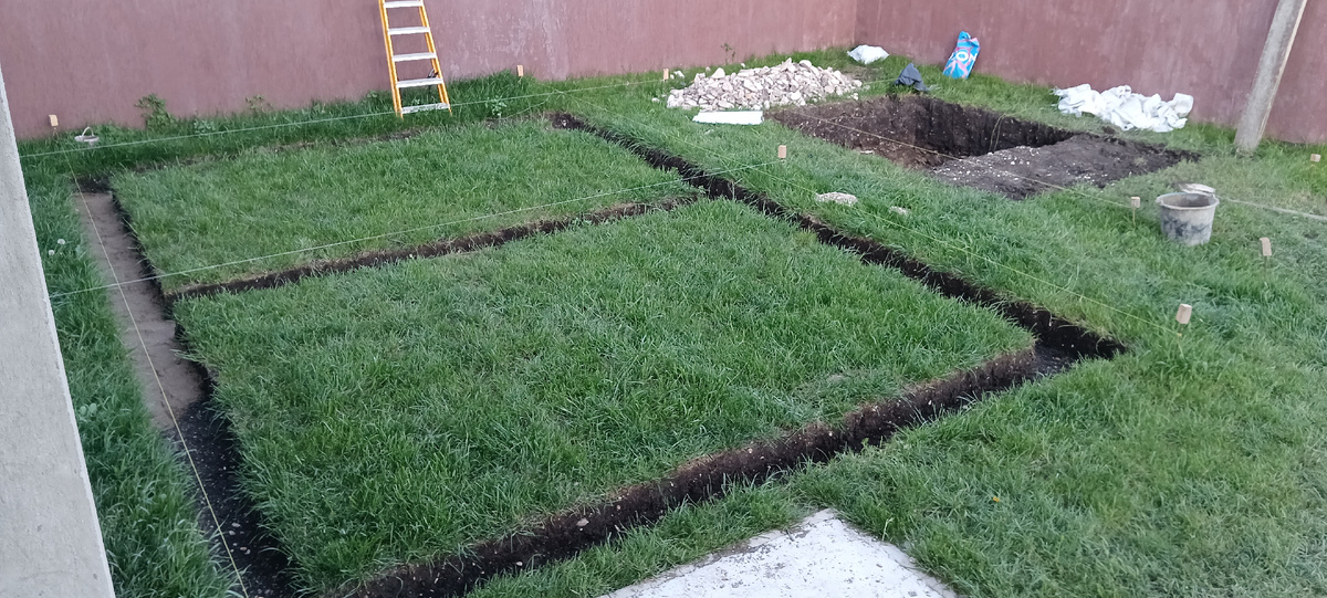 Только начинаю строительство бани. Разметил и частично выкопал. Дальше яма под бассейн.