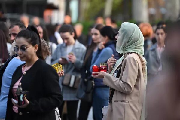 Прихожане с лампадами у церкви св Анны празднуют Пасхальный сочельник
