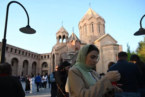Прихожане с лампадами у церкви св Анны празднуют Пасхальный сочельник
