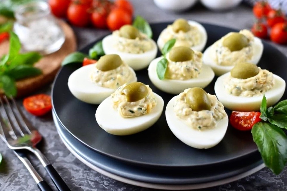 Фаршированные яйца с оливками по-португальски.