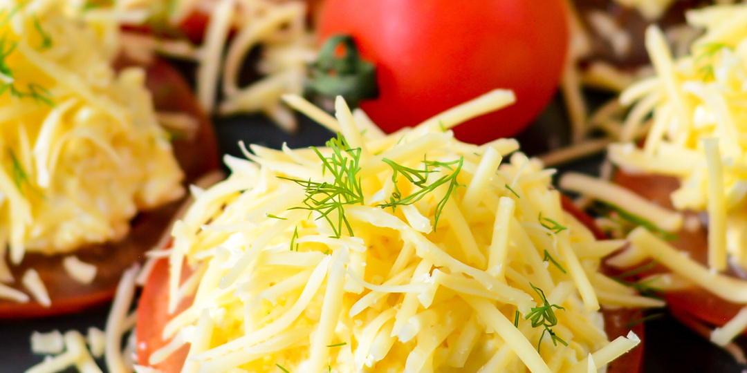 Кажется, просто сыр, помидоры и яйца, но когда это пробуешь – хочется ещё и ещё. Напоминаем про старую знакомую…