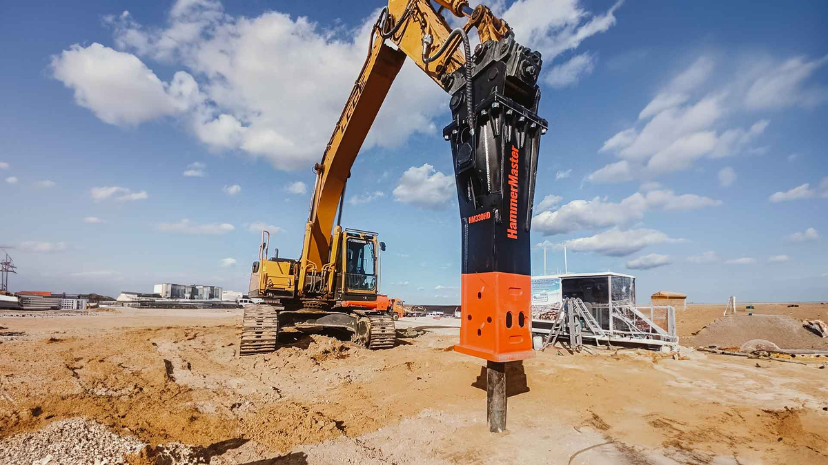 Так выглядит гидромолот. Кстати, конкретно этот весит около 3 тонн.