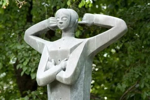 Скульптура, изображающая равнодушие.