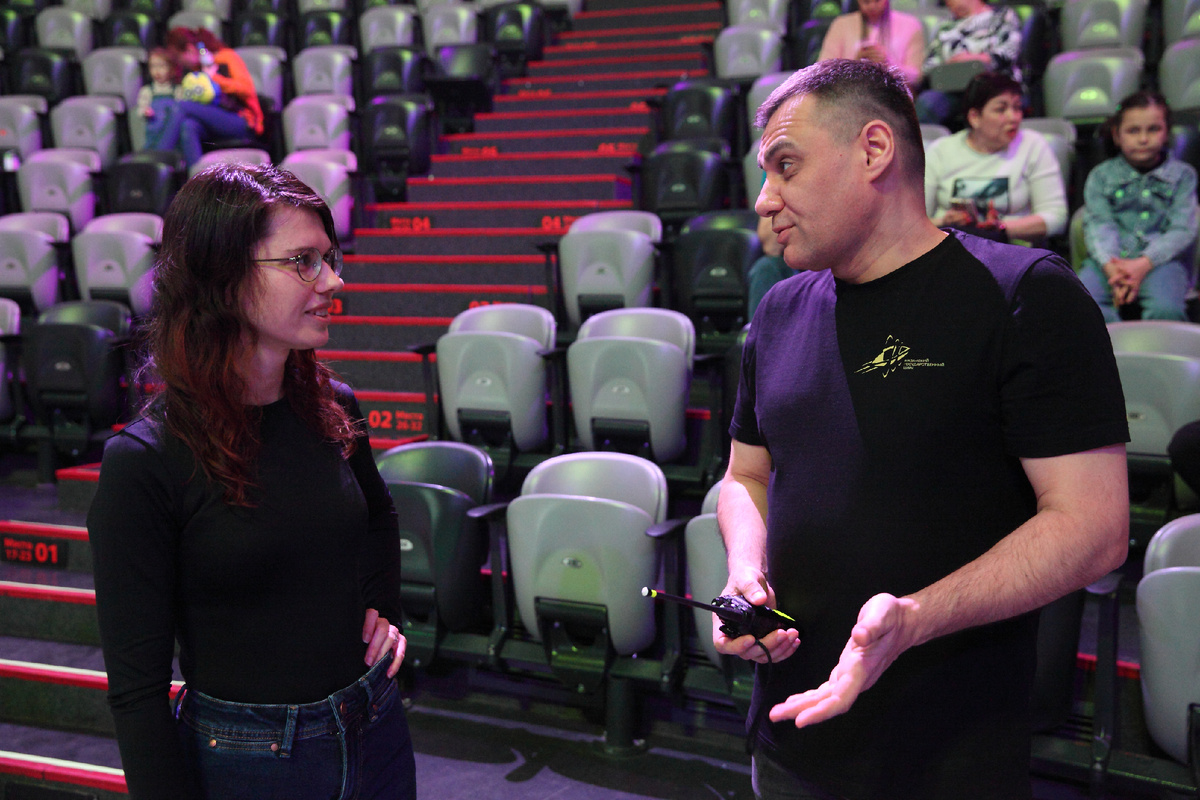 Инспектор манежа Казанского государственного цирка Руслан Кинзикеев, экскурсия для гостей из Минского цирка.