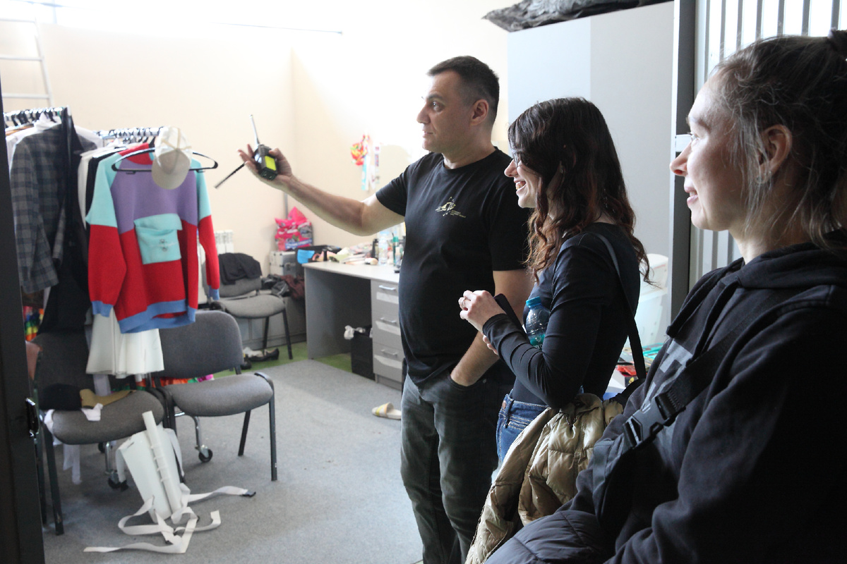 Инспектор манежа Казанского государственного цирка Руслан Кинзикеев, экскурсия для гостей из Минского цирка.