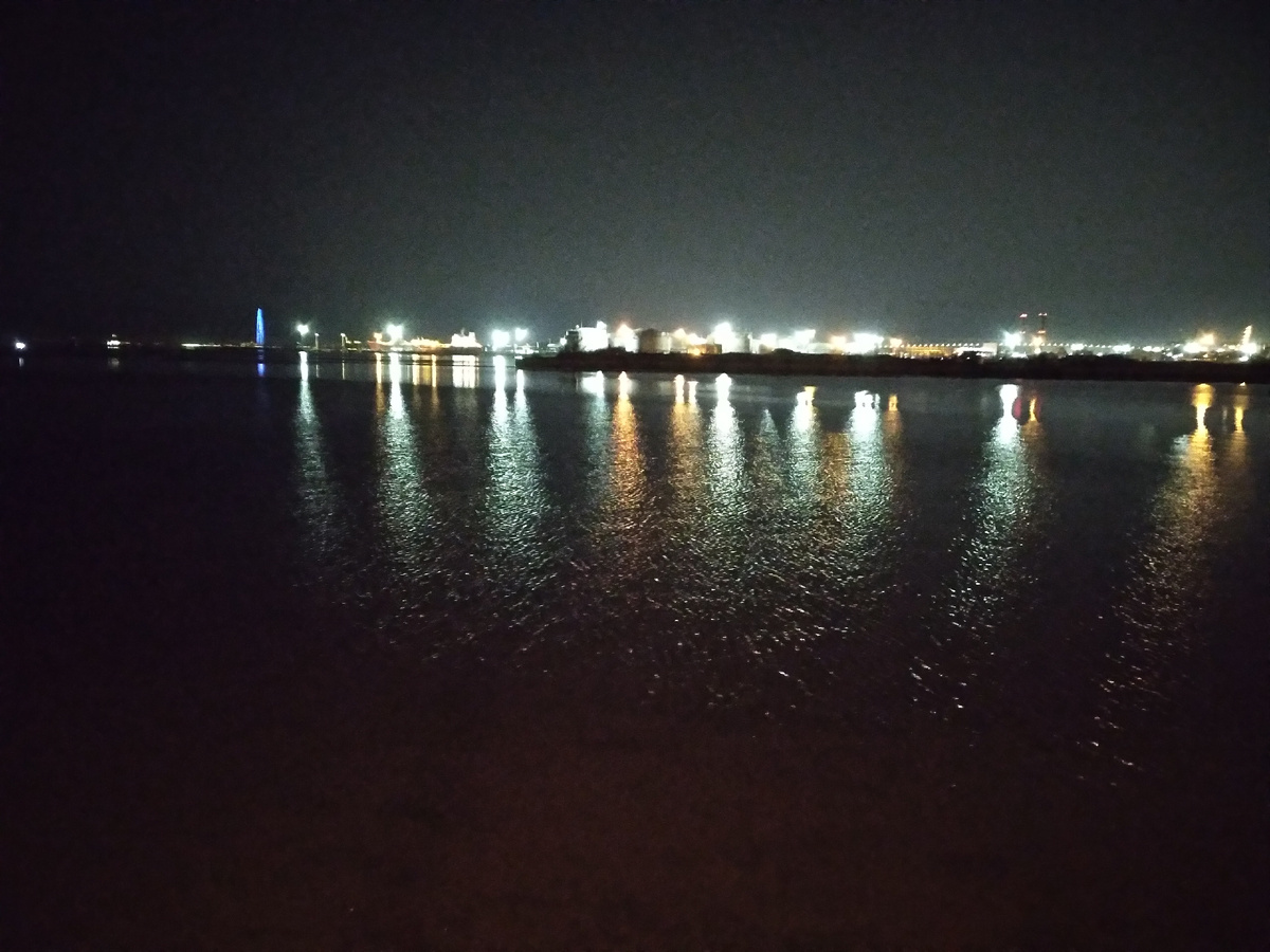 Слева голубая черточка это Лахта центр