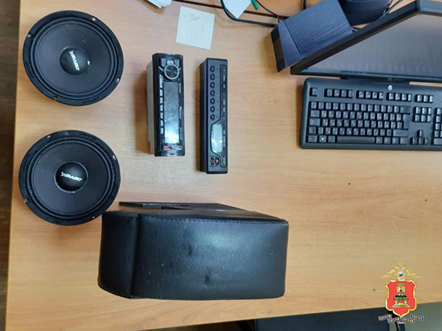 В Торжке два студента угнали ВАЗ и украли из него всю музыку