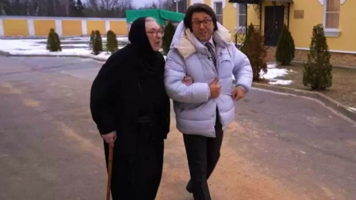 Екатерина Васильева и Андрей Малахов на территории женского монастыря: Троице-Одигитриевская Зосимовапустыни в Новой Москве,