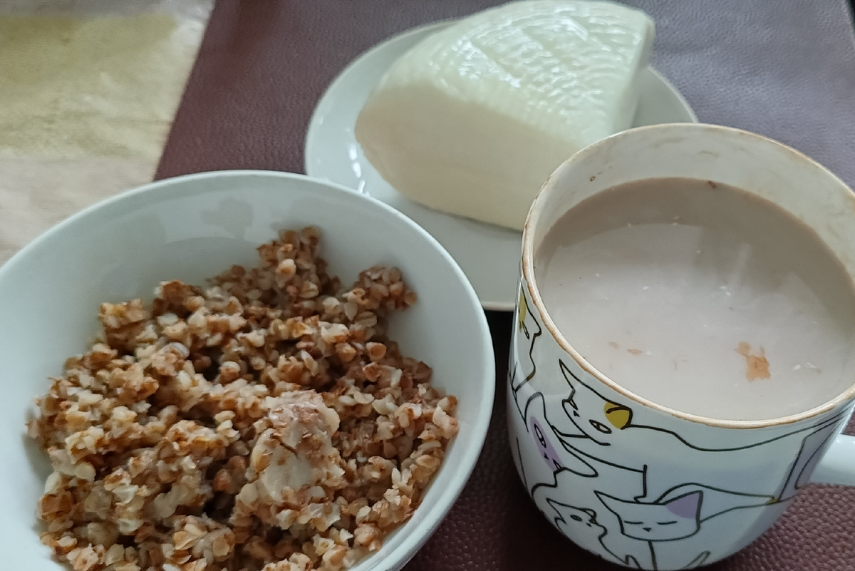 Гречневая каша, как обычно, адыгейский сыр, от которого я отъела лишь кусочек, но сфотографировала весь. 
