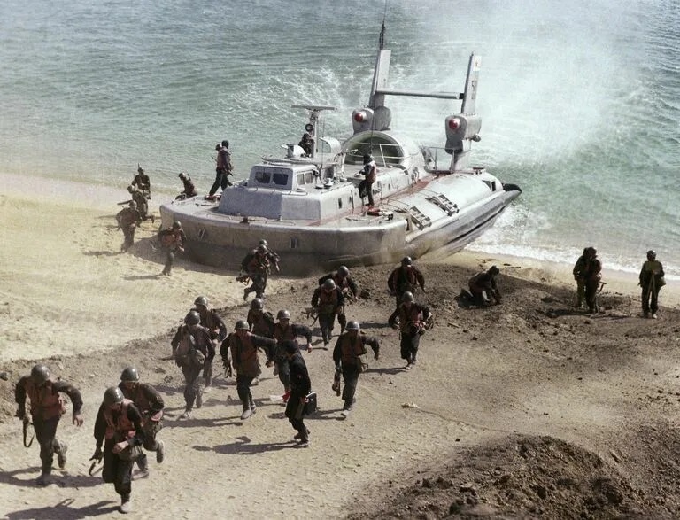 Бойцы морской пехоты Краснознаменного Черноморского флота высаживаются на берег во время учений, 1980 год. РИА Новости / Михаил Кухтарев.