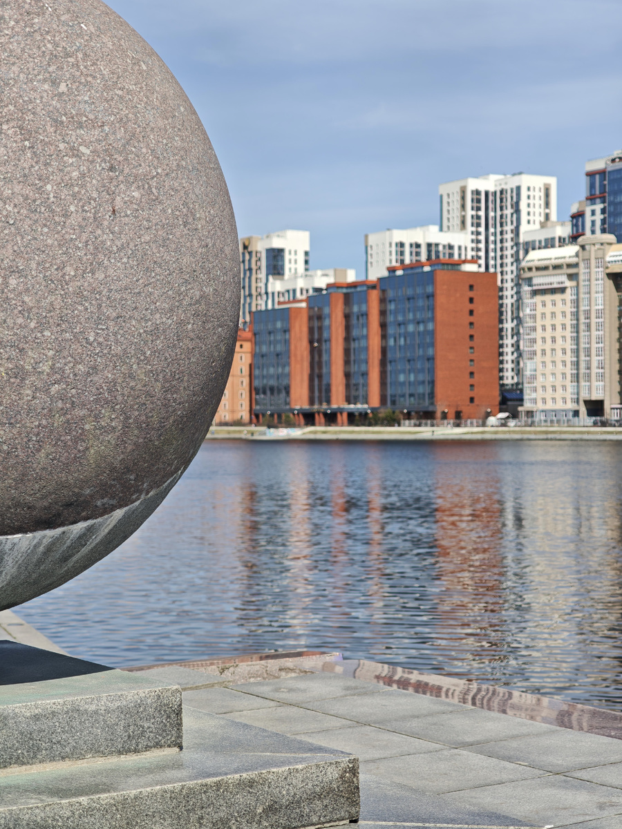 Место съемок – центр Екатеринбурга, набережная у Октябрьской площади