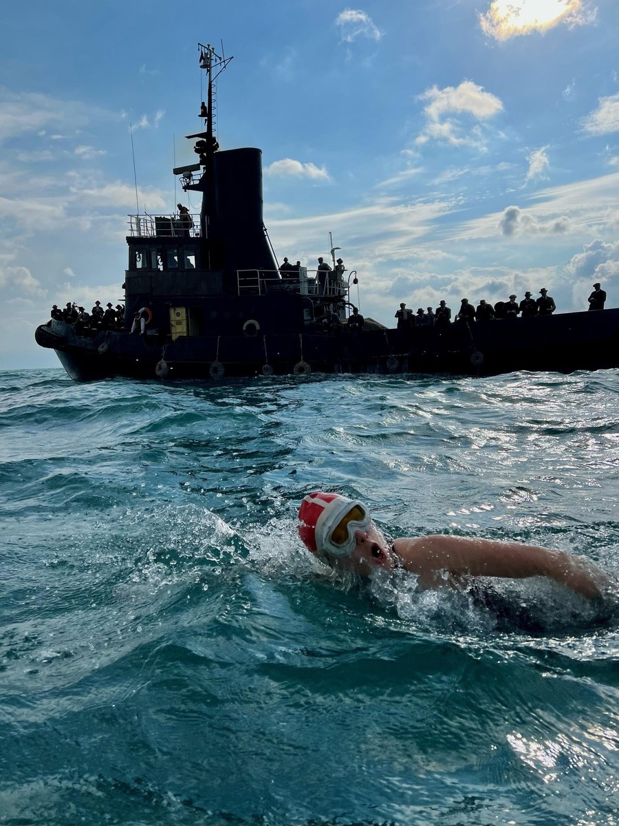 Кадр из фильма "Девушка и море"