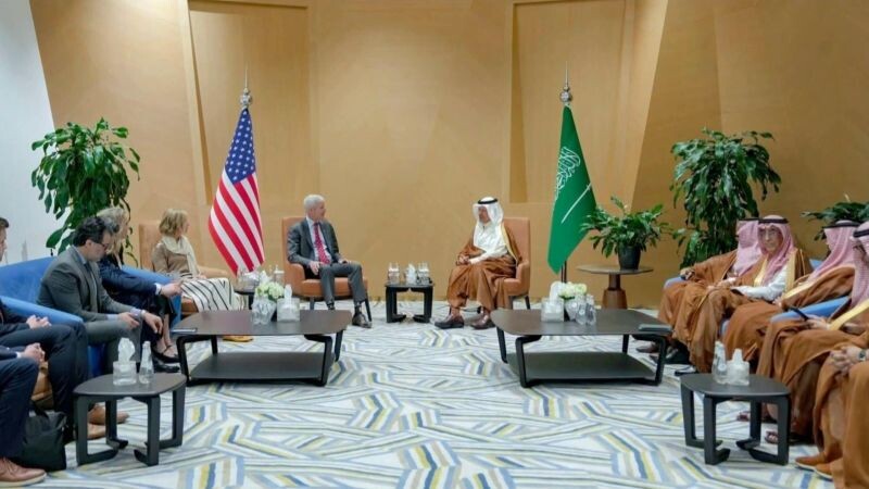 Министр энергетики США Крис Райт на переговорах с саудовской стороной